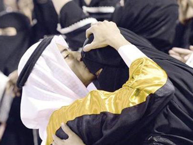 اضغط لمشاهدة الفيديو: عريس سعودي يفاجئ والدته بهدية من الذهب